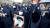  검은 통옷인 아바야를 입은 이란인들이 지난 1월 이란 테헤란 주재 프랑스 대사관 앞에서 프랑스 주간지의 이란 최고지도자 풍자만화 출판에 항의하는 집회를 열고 있다. AFP=연합뉴스