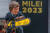 하비에르 밀레이가 선거 기간 들고 다닌 자신의 인형. '전기톱'을 들고 있는 모습이다. X 캡처