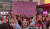 한 여성 시위자가 28일 스페인 마드리드 시내에서 열린 스페인 여자 축구대표팀 미드필더 에르모소를 지지하는 집회에 참가해 '모든 남자들이 그런 것은 아니지만, 많은 남자들이 그렇다'는 문구가 담긴 플래카드를 들고 있다. AP=연합뉴스