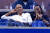 조코비치 경기를 관중석에 지켜본 버락 오바마 전 미국 대통령(왼쪽)과 부인 미셸 오바마. AFP=연합뉴스
