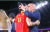 지난 20일 호주 시드니에서 열린 여자월드컵 시상식에서 스페인 축구대표팀 에르모소의 머리를 잡고 입을 맞추는 루비알레스 스페인축구협회장. 사진 중계 영상 캡처