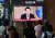 29일 오전 서울역 대합실에서 시민들이 윤석열 대통령이 주재하는 국무회의 생중계 영상을 시청하고 있다. 뉴스1