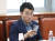 김남국 무소속 의원이 25일 오전 서울 여의도 국회에서 열린 교육위원회 전체회의에서 핸드폰을 확인하고 있다. 뉴스1