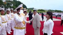 [사진] 해군사령관 경례 받는 김주애 … 한미일은 미사일 방어훈련