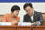 지난 10일 민생연석회의에서 이재명 더불어민주당 대표와 대화하는 전혜숙 의원. 김현동 기자