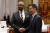 제임스 클레버리 영국 외무장관(왼쪽)과 한정 중국 부주석이 8월 30일 중국 베이징 인민대회당에서 회담에 앞서 악수하고 있다. AP=연합뉴스