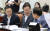 이재명 더불어민주당 대표(가운데)가 지난 21일 오후 서울 여의도 국회에서 열린 국방위원회 전체회의에서 정성호(왼쪽 첫번째), 윤후덕 의원과 이야기를 나누고 있다. 뉴스1