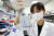 서울대병원 분자진단검사실에서 연구원이 DNA를 정제·추출하고 있다. 김종호 기자