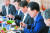 윤석열 대통령이 31일 서울 영등포구 노량진수산시장을 방문, 회식당에서 구매한 수산물로 점심식사를 하고 있다. 뉴스1