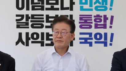 '흰 셔츠에 노타이' 이재명, 가부좌 자세로 무기한 단식 돌입