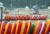 부산 7개 해수욕장 폐장일인 31일 해운대해수욕장에서 튜브 구멍 사이로 상인들이 피서객에게 대여하던 비치파라솔 등 물놀이 용품을 치우는 모습이 보이고 있다. 뉴시스