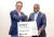 현신균 LG CNS 대표(왼쪽)와 토마스 쿠리안(Thomas Kurian) 구글 클라우드 CEO가 함께 '구글 클라우드 파트너 어워즈' 2개 부문 수상 기념촬영을 하고 있다. 사진 LG CNS