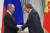 블라디미르 푸틴 러시아 대통령(왼쪽)이 지난 2016년 모스크바 크렘린궁에서 자신의 측근 가운데 한 명인 세르게이 롤두긴에게 메달을 수여하고 있다. AP=연합뉴스