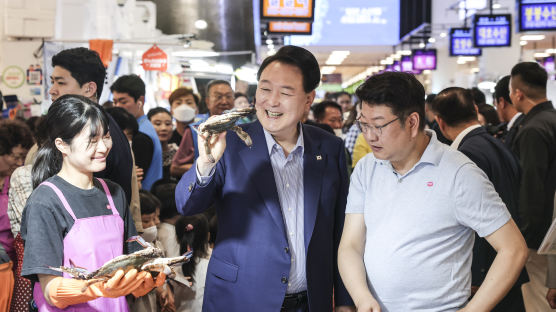 [포토타임]윤 대통령, 노량진수산시장 방문..."상인들 힘 나면 좋겠다"