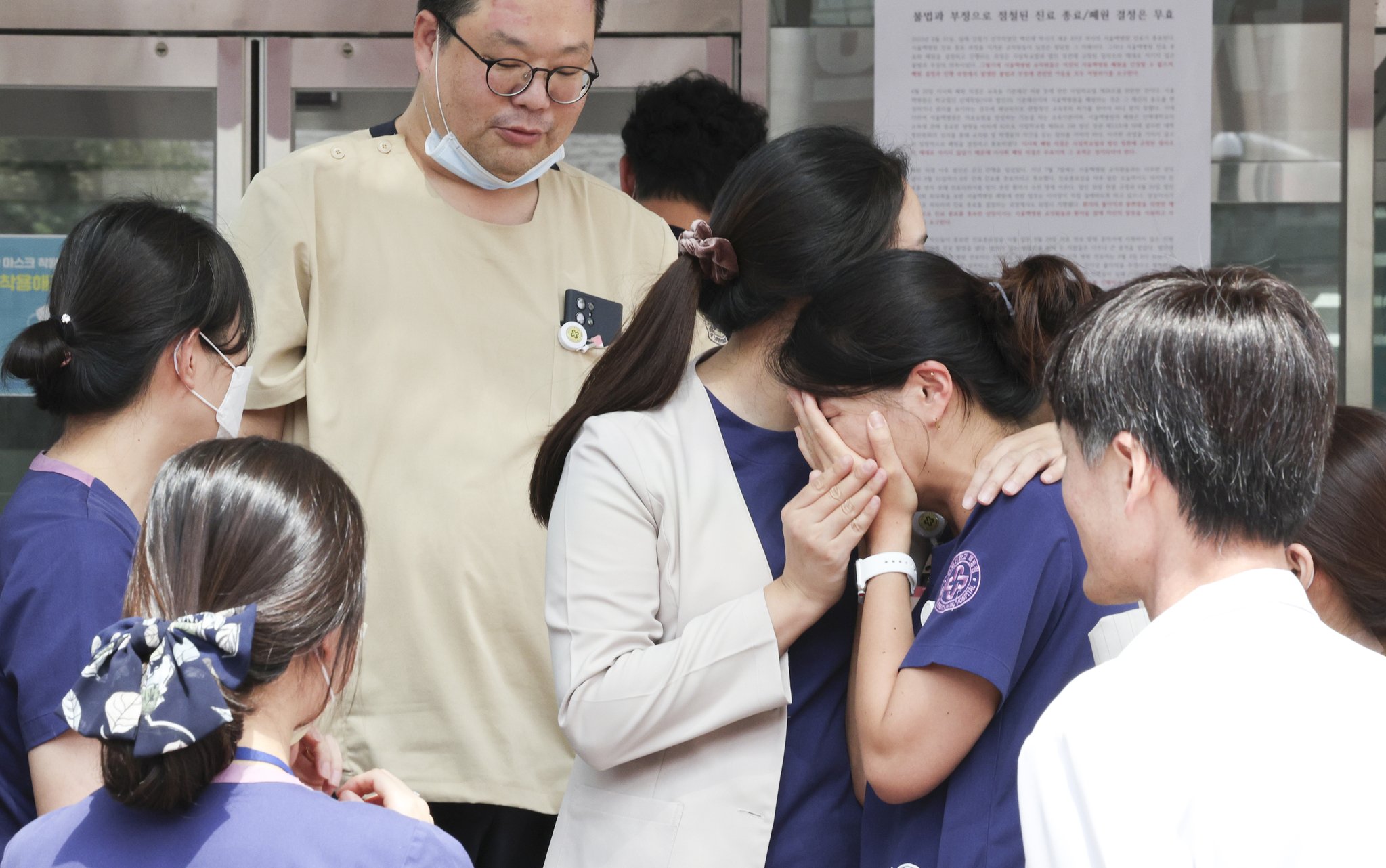 31일 서울백병원 교직원들이 폐원 전 기념촬영을 마친 뒤 눈물을 흘리고 있다. 뉴스1