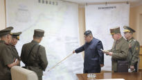 김정은, 남한 점령훈련 참관…“초기부터 기 꺾어야” 위협