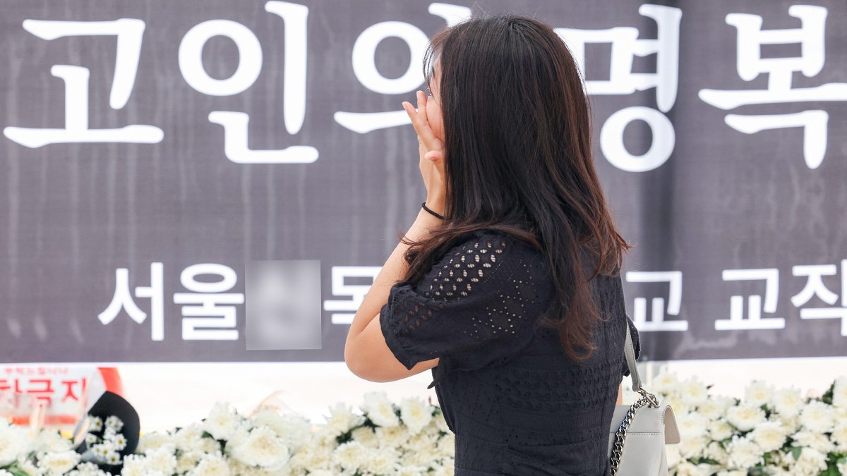 3일 서울 양천구의 한 초등학교에 마련된 교사 A씨 추모공간을 방문한 한 시민이 눈물을 흘리고 있다. 뉴스1
