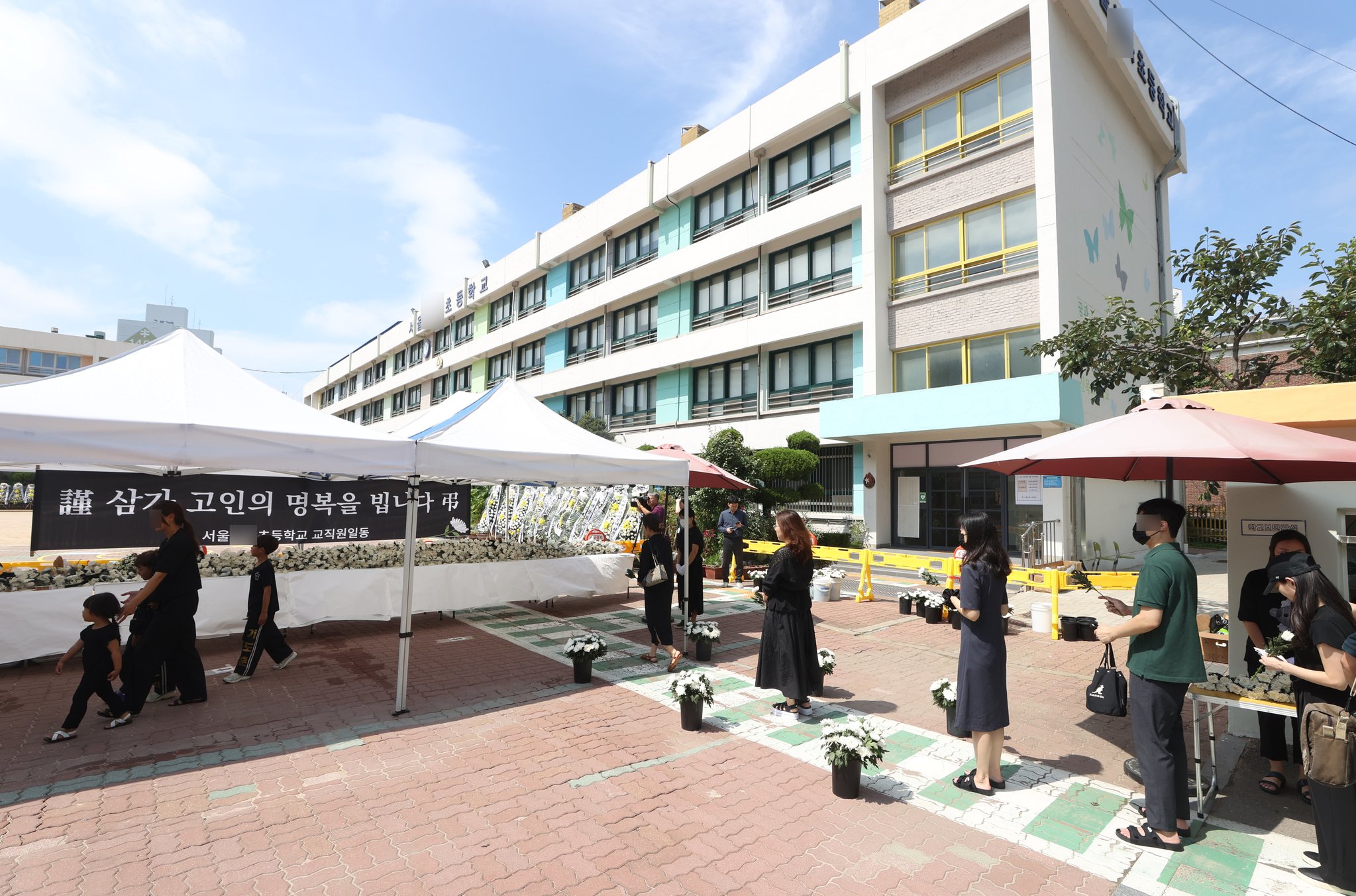 3일 서울 양천구의 한 초등학교에 마련된 추모공간에 추모객들이 헌화하기 위해 줄지어 서 있다. 뉴시스