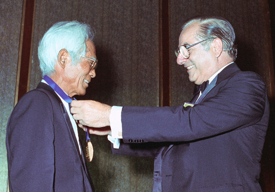 신용호 전 회장(왼쪽)이 1983년 세계보험협회에서 세계보험대상을 받는 모습. [사진 교보생명]