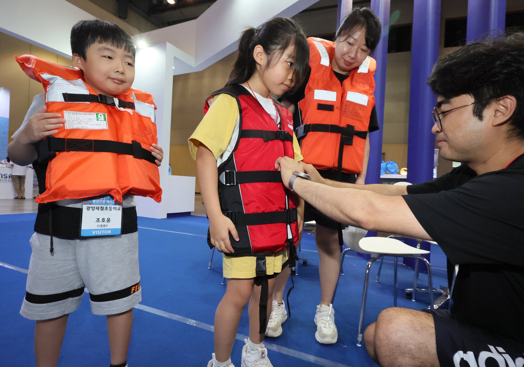 이날 해양수산부 부스에서 구명 조끼를 착용해 보는 어린이와 부모. 송봉근 기자