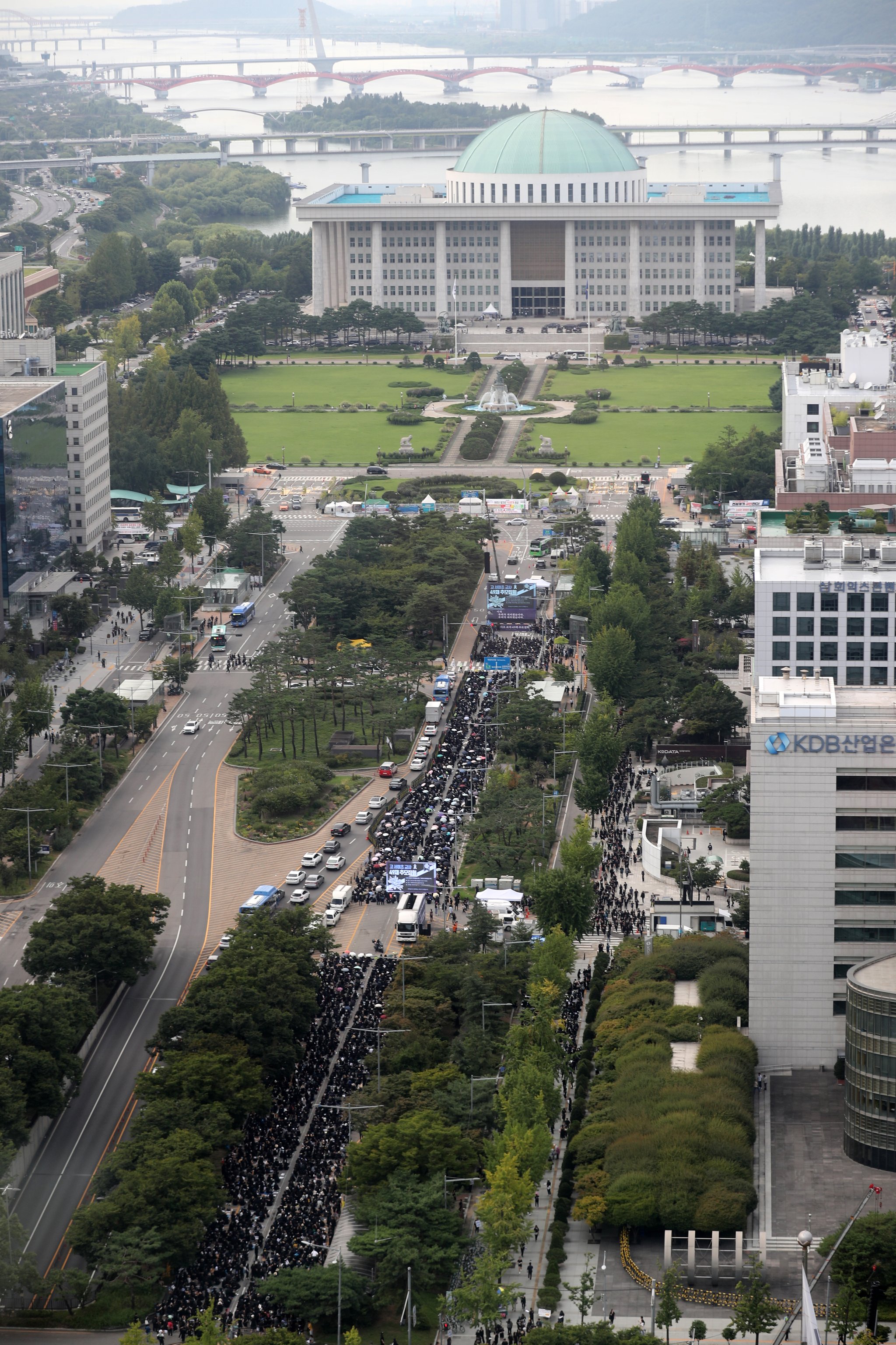 4일 오후 서울 여의도 국회 앞에서 추모 집회가 열리고 있다. 뉴시스