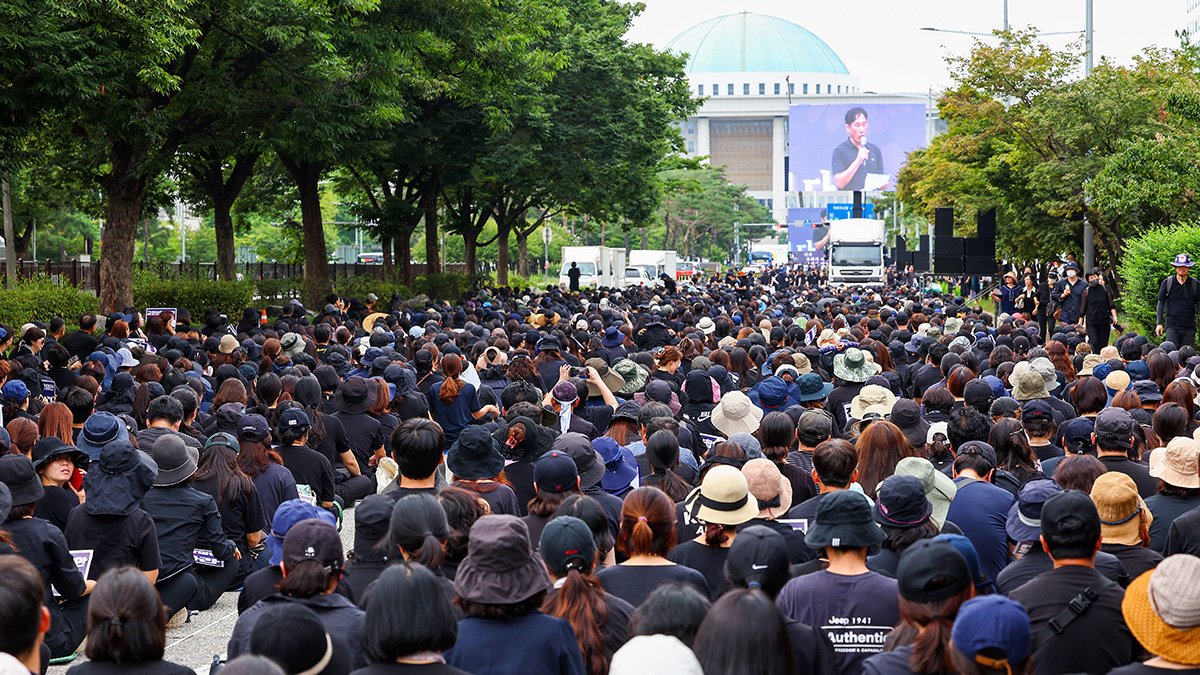 4일 오후 서울 여의도 국회 앞 의사당대로가 추모 집회 참가자들로 가득하다. 연합뉴스