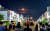 '수퍼 블루문'이 뜬 31일 오후 경기 고양시 일산서구의 한 거리에서 시민들이 달을 감상하고 있다.연합뉴스