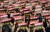 서울 서이초 교사 49재를 맞아 4일 오후 정부세종청사 교육부 앞에서 열린 ‘공교육 멈춤의 날’ 행사에서 참석한 교사들이 추모제를 열고 있다. 김성태 기자