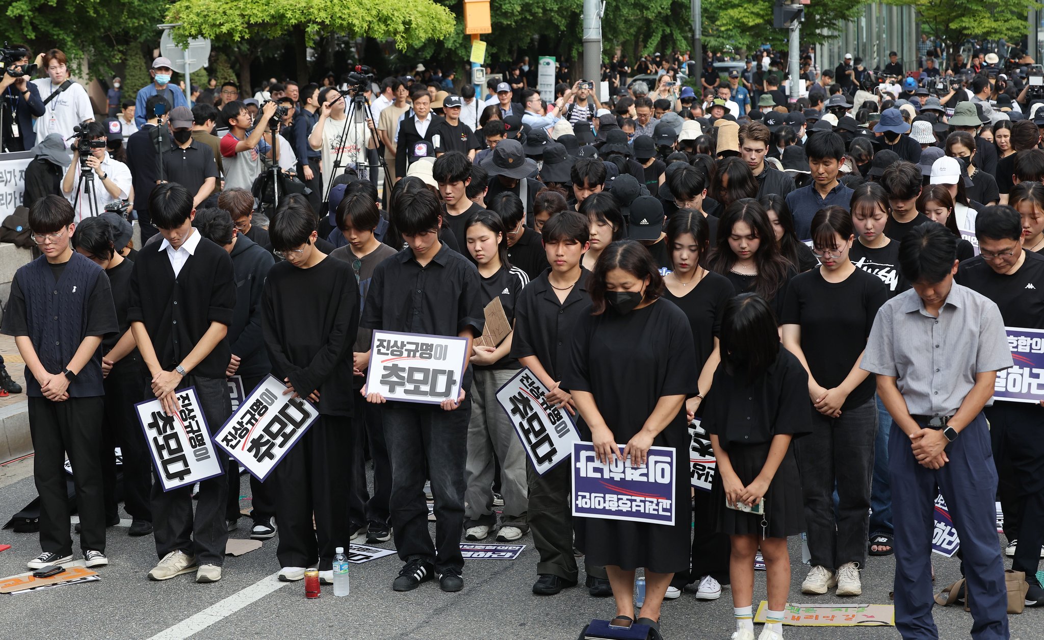  4일 오후 서울 여의도 국회 앞에서 열린 추모 집회에서 참가자들이 고인을 추모하며 묵념하고 있다. 연합뉴스