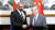  제임스 클레버리 영국 외무장관(왼쪽)이 왕이 중국 외교부장과 악수하고 있다. 로이터=연합뉴스