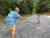 헌트 프레스턴과 3살짜리 딸이 미국 노스캐롤라이나주 르누아르에 있는 집에서 소프트볼을 하고 있다. 사진 WBTV