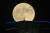 올해 가장 큰 달이자 한달에 두번째 뜨는 보름달인 ‘수퍼 블루문’이 31일 밤 대전시 상공에 휘영청 떠오르고 있다. 프리랜서 김성태