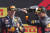 이탈리아 GP 우승자 페르스타펀(왼쪽)에게 샴페인 세례를 퍼붓는 레드불 팀 동료 세르히오 페레스. AP=연합뉴스