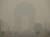 2019년 11월 4일 스모그가 가린 인도 수도 뉴델리의 상징물 인디아게이트. 불과 300m 떨어진 지점에서 촬영했지만, 형체가 흐릿하다. [연합뉴스]