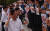 이재명 더불어민주당 대표가 5일 국회 앞 계단에서 민주주의 회복 촛불문화제 참가자들과 인사하고 있다. 연합뉴스