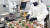  경기 성남시 분당구의 유명 반찬가게 ‘도리깨침’에서 신세계 반찬 구독 상품을 포장하고 있다. 사진 신세계백화점