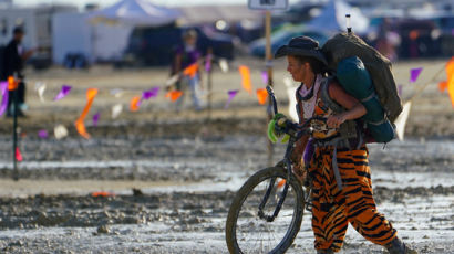 [사진] 네바다 사막에 ‘물폭탄’ … 버닝맨 축제 7만명 고립