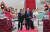 윤석열 대통령과 부인 김건희 여사가 5일(현지시간) 인도네시아 자카르타 수카르노 하타 국제공항에 공군1호기편으로 도착, 환영하는 무용수들의 춤을 관람하고 있다. 연합뉴스