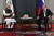 지난해 9월 상하이협력기구(SCO) 회의에서 나렌드라 모디(왼쪽) 인도 총리가 블라디미르 푸틴 러시아 대통령에게 말하고 있는 모습. AP=연합뉴스