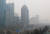 지난 2월 18일 중국 수도 베이징이 짙은 스모그에 휩싸여 있다. 베이징의 대기오염은 10여 년 전보다는 크게 개선된 것으로 평가되고 있지만, 겨울철에는 여전히 스모그가 나타난다. [연합뉴스]