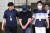 2023년 8월 21일 블라인드 앱에서 경찰을 사칭해 흉기난동 예고 글을 올린 30대 남성 회사원 B씨가 8월 24일 구속영장실질심사를 마치고 서울동부지법을 나서고 있다. 뉴스1