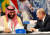 사우디아라비아의 실권자 무함마드 빈살만 왕세자(왼쪽)가 지난 2018년 남미 아르헨티나 부에노스아이레스에서 개최된 주요 20개국(G20) 회의에서 블라디미르 푸틴 러시아 대통령을 만나 환담하고 있다. 로이터=연합뉴스