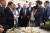 루이스 플라나스 스페인 농림수산식품부 장관(왼쪽 둘째) 등이 4일 스페인 코르도바에 있는 실험 농장을 방문했다. EPA=연합뉴스