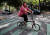 소치틀 갈베스가 멕시코시티에서 멕시코시티에서 전기 자전거를 타고 있다. 로이터=연합뉴스