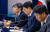 박구연 국무조정실 제1차장(왼쪽 둘째)이 6일 정부서울청사에서 열린 후쿠시마 오염수 방류 관련 일일 브리핑에서 취재진 질문에 답하고 있다. 연합뉴스
