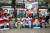 지난 5일 인도 뉴델리에서 현지 미대생들이 G20 정상회의에 참석하는 정상들의 얼굴을 그린 그림을 들고 있다. EPA=연합뉴스