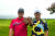 남자골프 국가대표 장유빈(왼쪽)과 조우영이 각각 항저우와 금메달이라고 적힌 골프공을 들고 포즈를 취하고 있다. 둘은 23일 개막하는 항저우아시안게임에서 태극마크를 달고 출전한다. 사진 KPGA