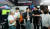 7일 서울 마곡 LG사이언스파크에서 진행된 ‘슈퍼스타트데이 2023’의 참가자들이 국내에 있는 선인장에서 섬유질을 추출해서 만든 스타트업 ‘그린컨티뉴’의 가죽 점퍼를 착용해보고 있다. 사진 LG