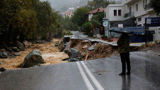 [사진] 지구촌 물난리 … 그리스 폭우, 중국선 태풍