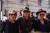 롤링스톤스의 멤버. 왼쪽부터 로니 우드, 믹 재거, 키스 리처드. 이들이 6일(현지시간) 영국 런던에서 열린 새 정규 앨범 발표 행사에 참석했다. 세 사람은 검은색 의상과 선글라스로 복장을 통일했다. 로이터=연합뉴스
